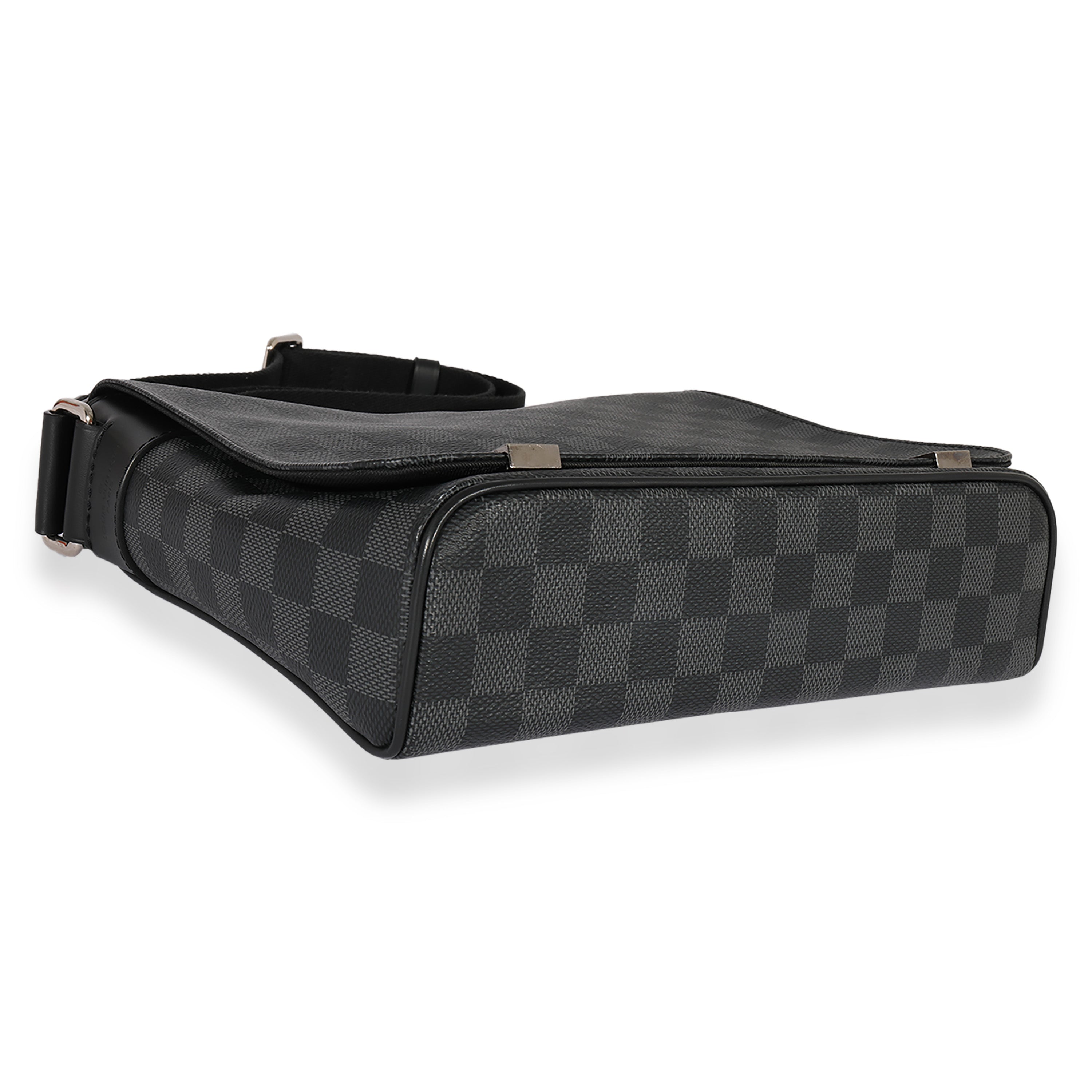 Louis Vuitton Louis Vuitton Damier Graphite Canvas District NM