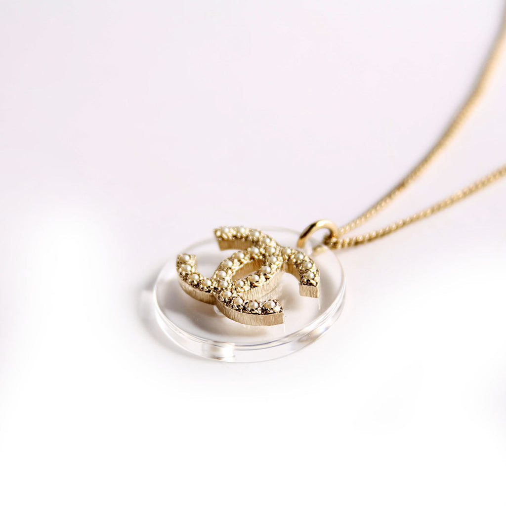 Chanel Clear Resin And Pearl CC Pendant Necklace Pearl/Gold