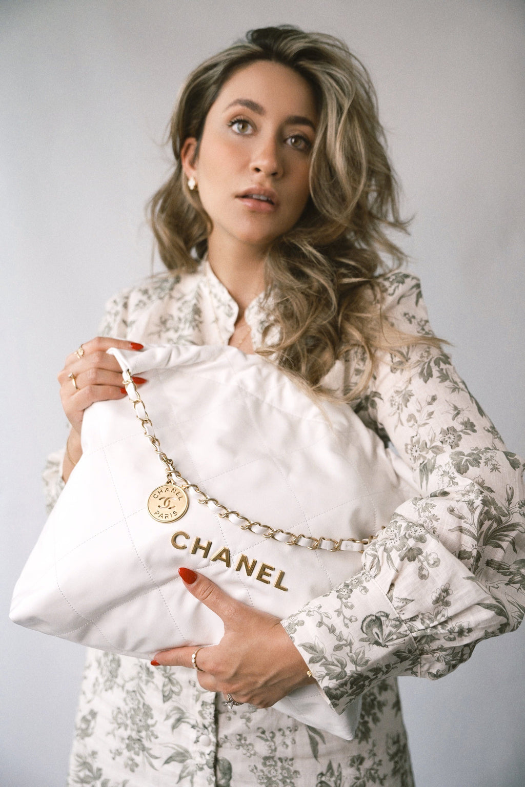 Chanel White Calfskin Quilted 22 Hobo Bag Medium Antique Gold Hardware