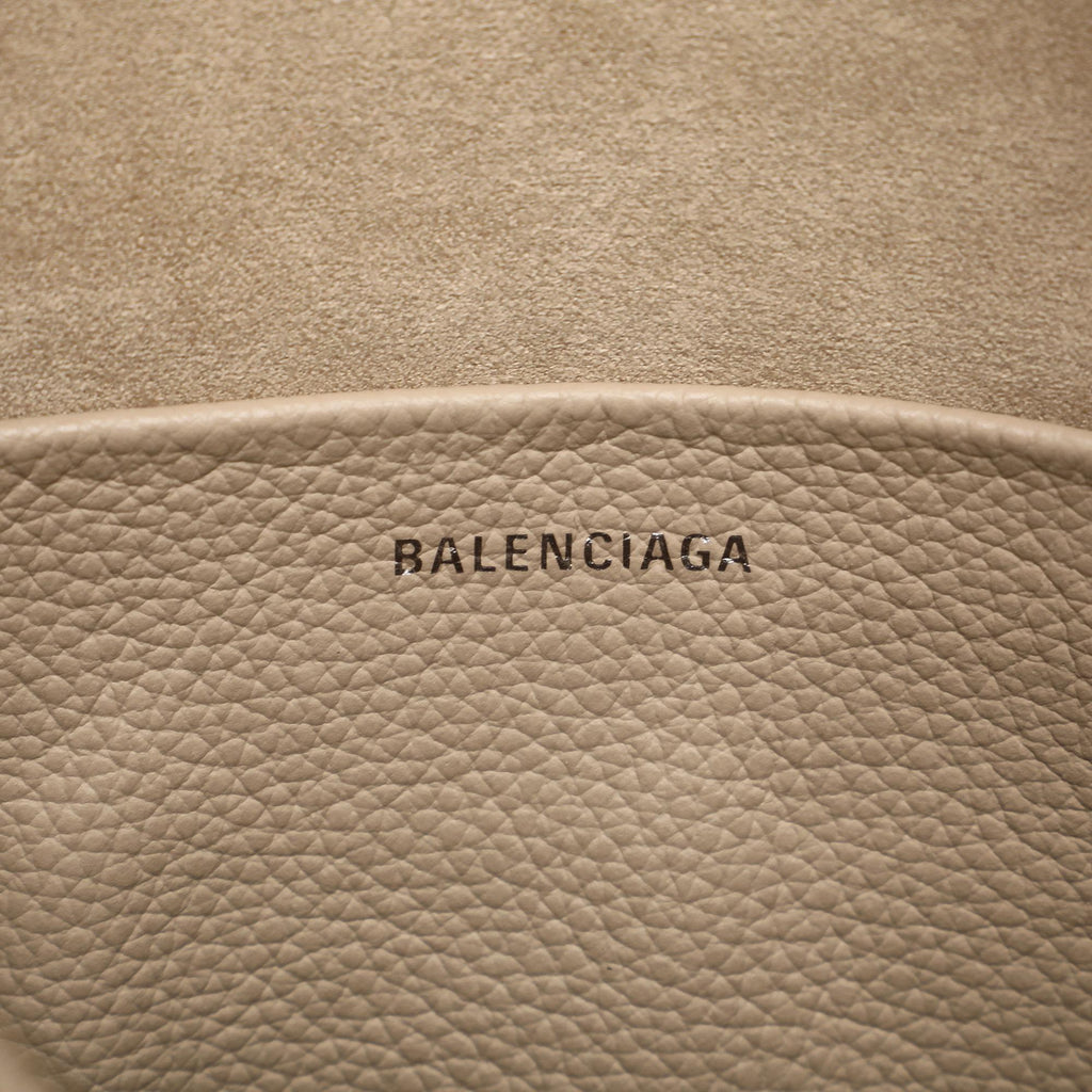 Balenciaga Medium Everyday Camera Bag (SHG-JDZMjW)