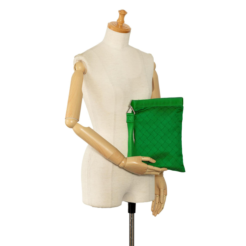 Bottega Veneta Nylon Wrist Pouch (SHG-T2zyA5)