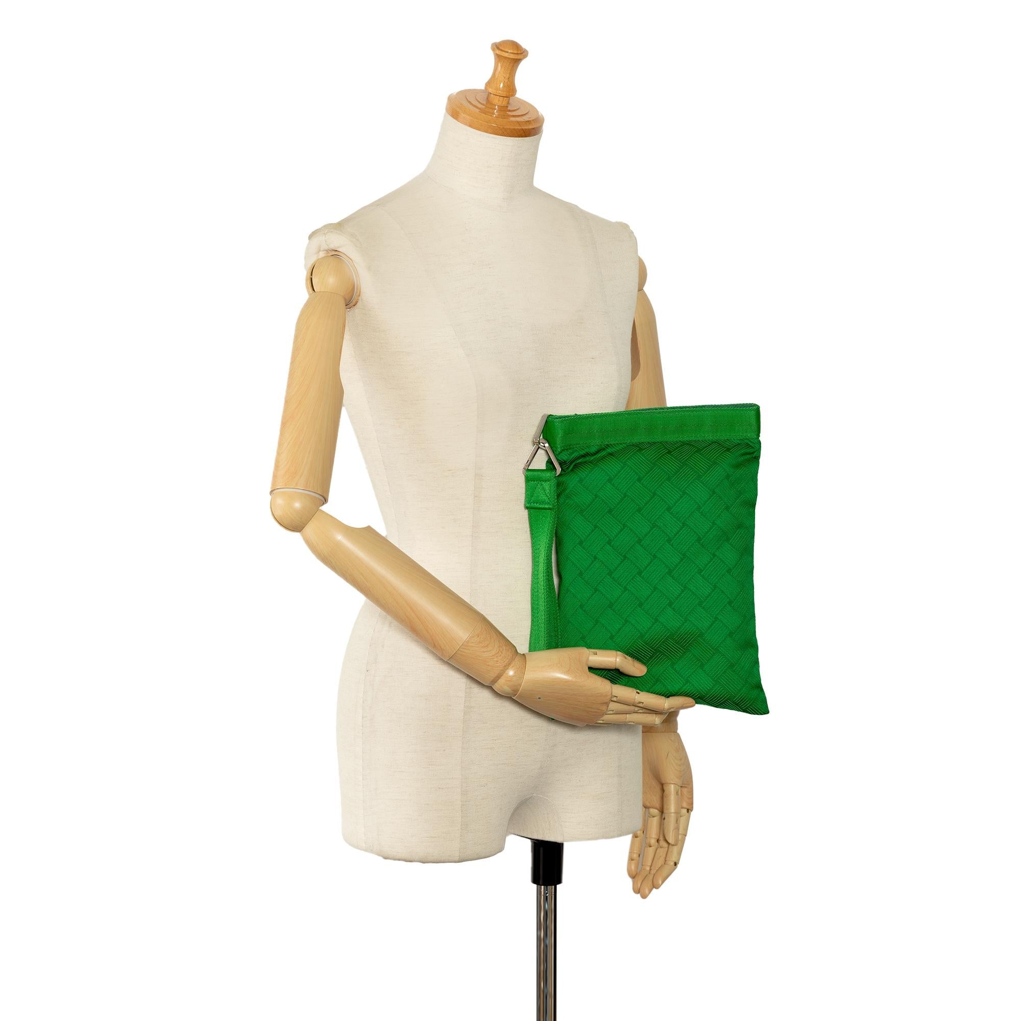 Bottega Veneta Nylon Wrist Pouch (SHG-T2zyA5)