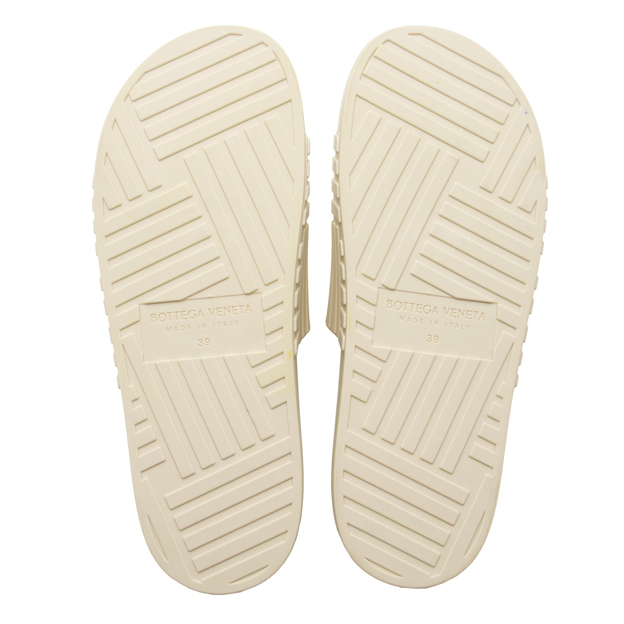 Bottega Veneta Rubber Intreccio Slider Sandals - Size 9 / 39 (SHF-mmT4Uz)