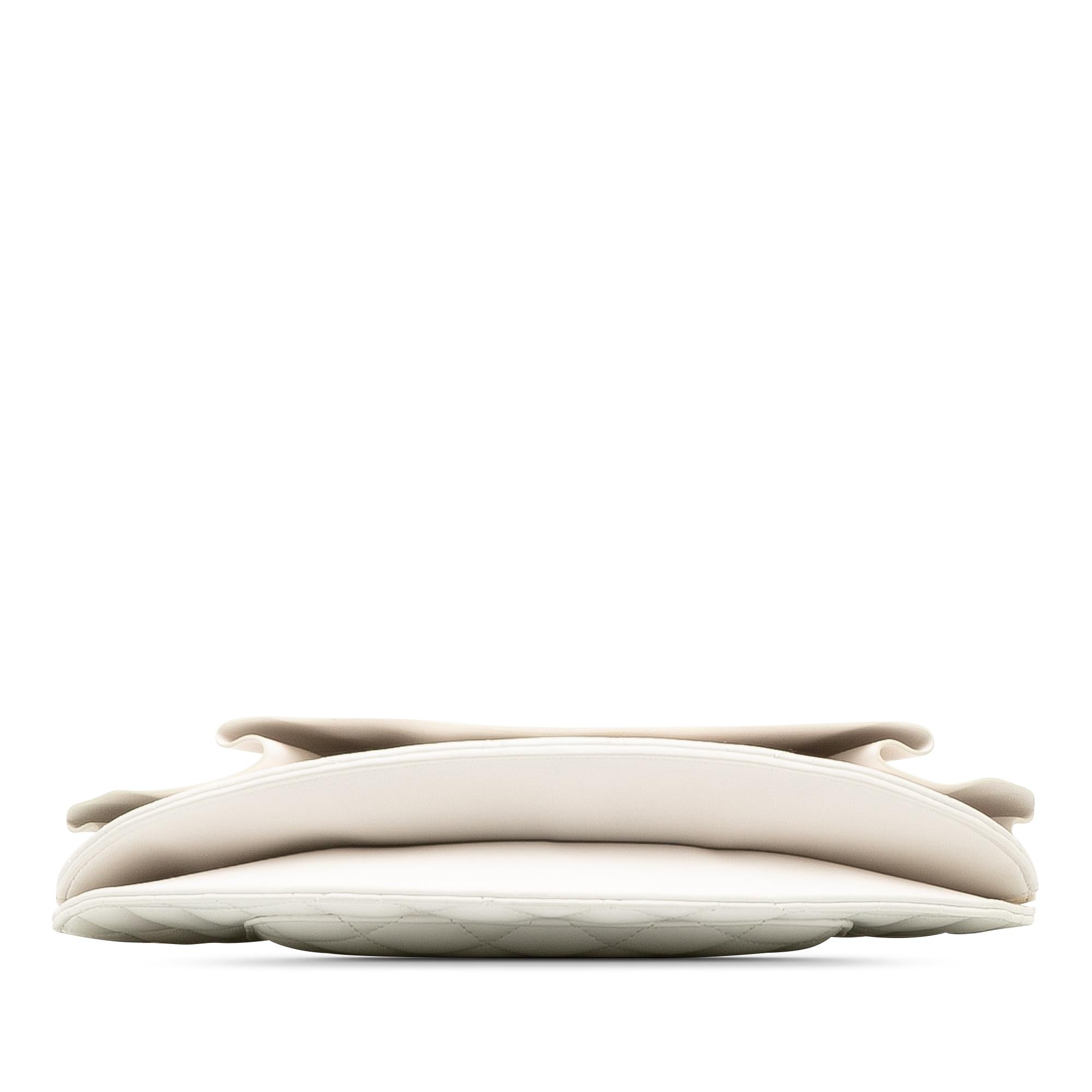 Chanel Lambskin Wave Clutch (SHG-7pqsXs)