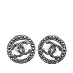 Chanel Ruthenium Pearl CC Round Push Back Earrings (SHG-Y0WMQt)