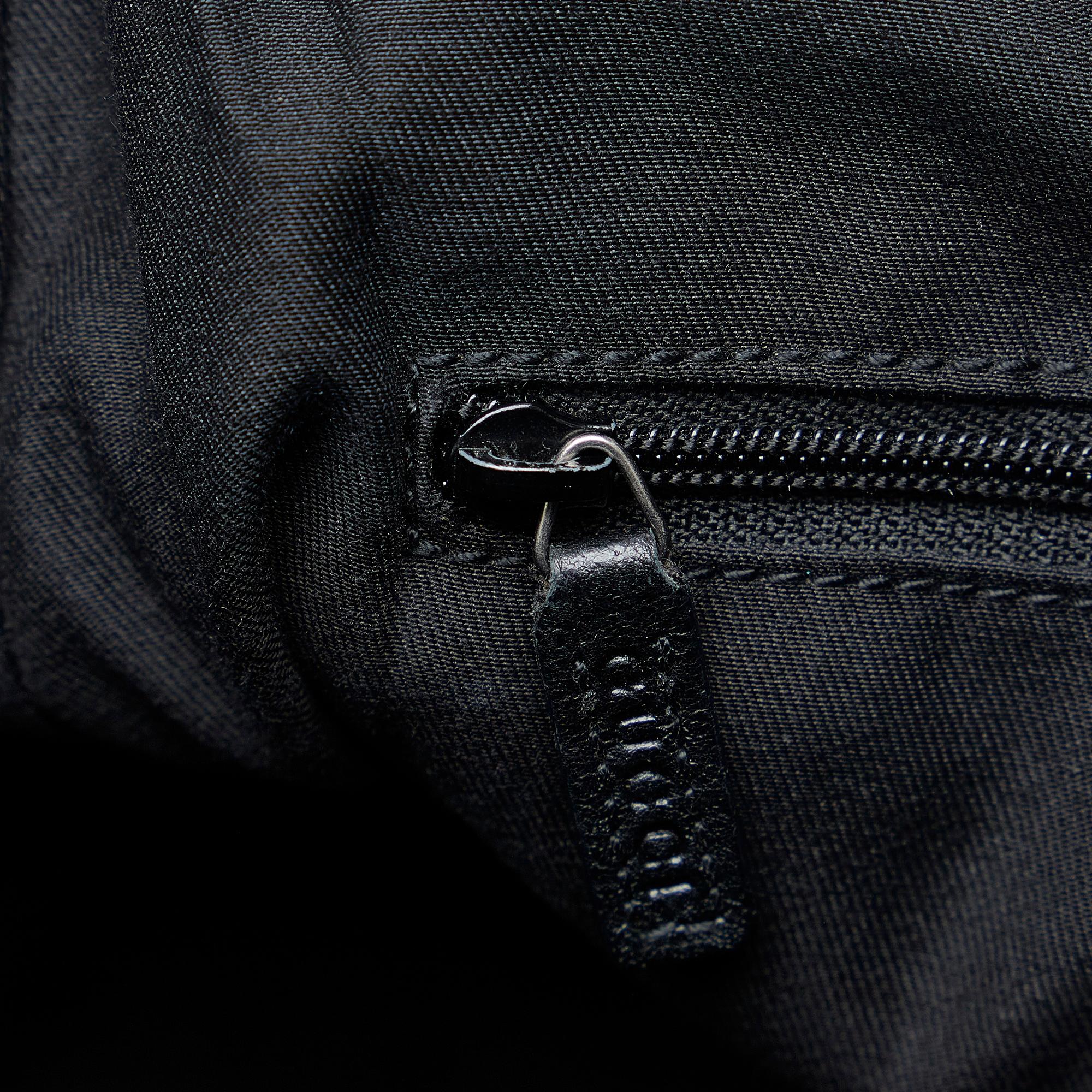 Gucci GG Canvas Shoulder Bag (SHG-txAOOc)