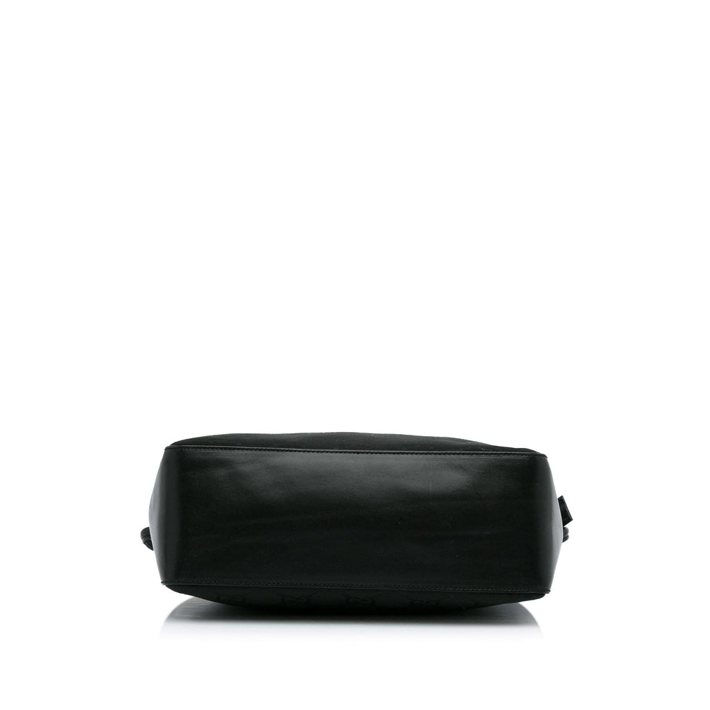 Gucci GG Canvas Shoulder Bag (SHG-AwkmcQ)