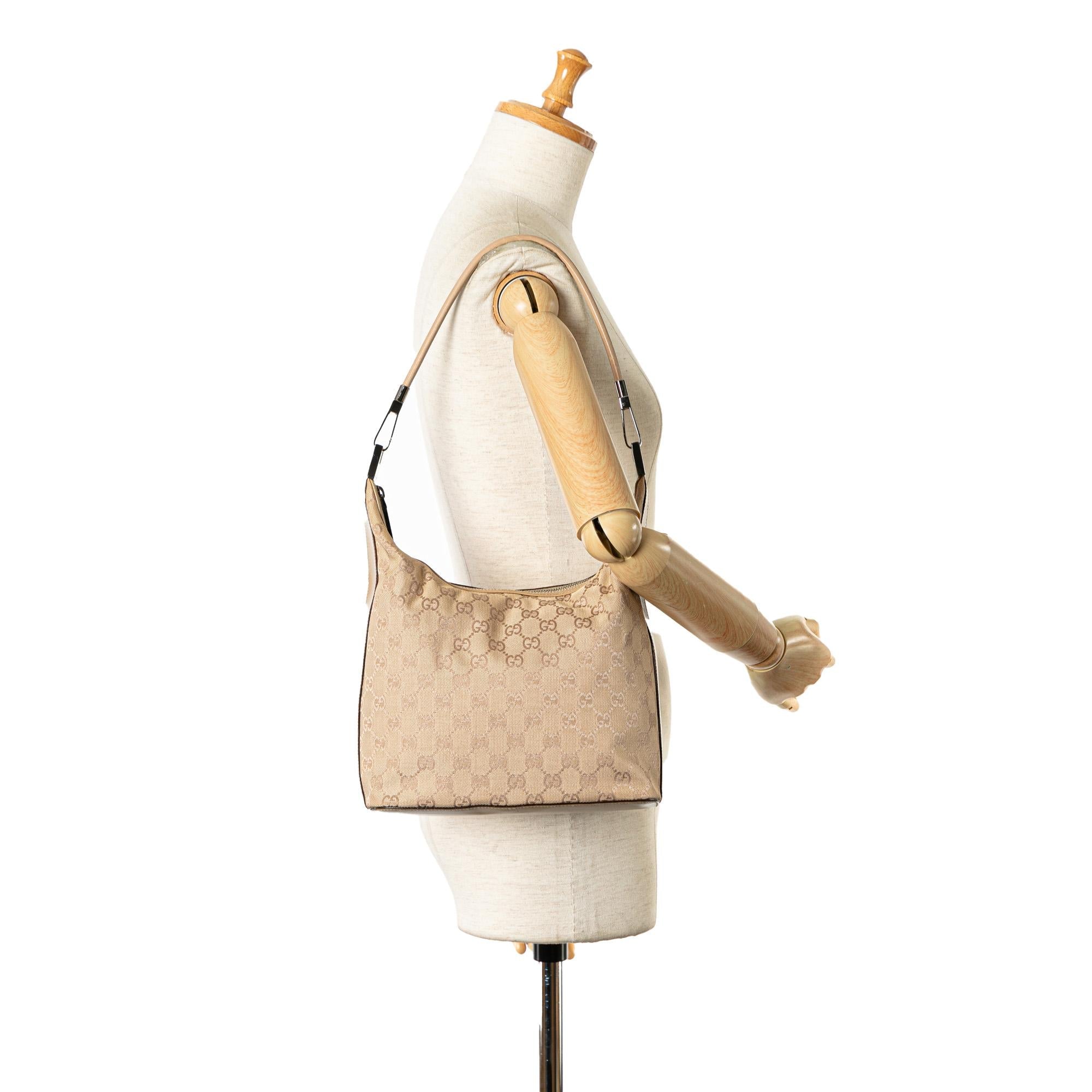 Gucci GG Canvas Shoulder Bag (SHG-SzJcHp)