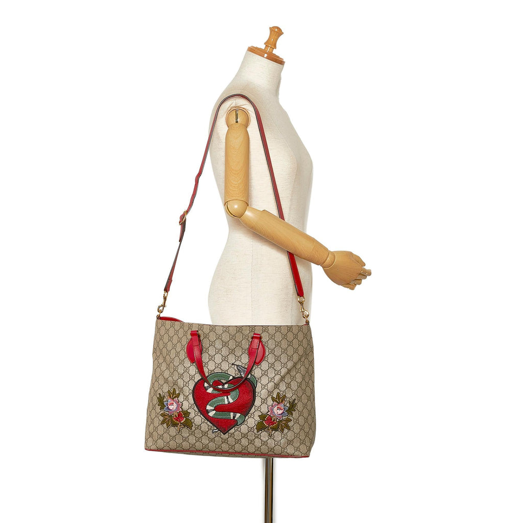 Gucci GG Supreme Embroidered Kingsnake Heart Shopper Bag (SHG-9XIapj)