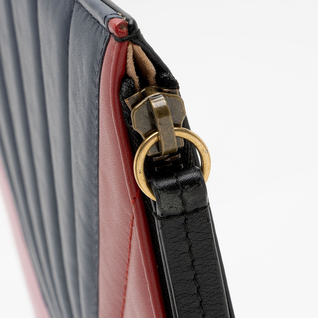 Gucci Quilted Leather Queen Margaret Bee Zip Clutch (SHF-ghI7kn)