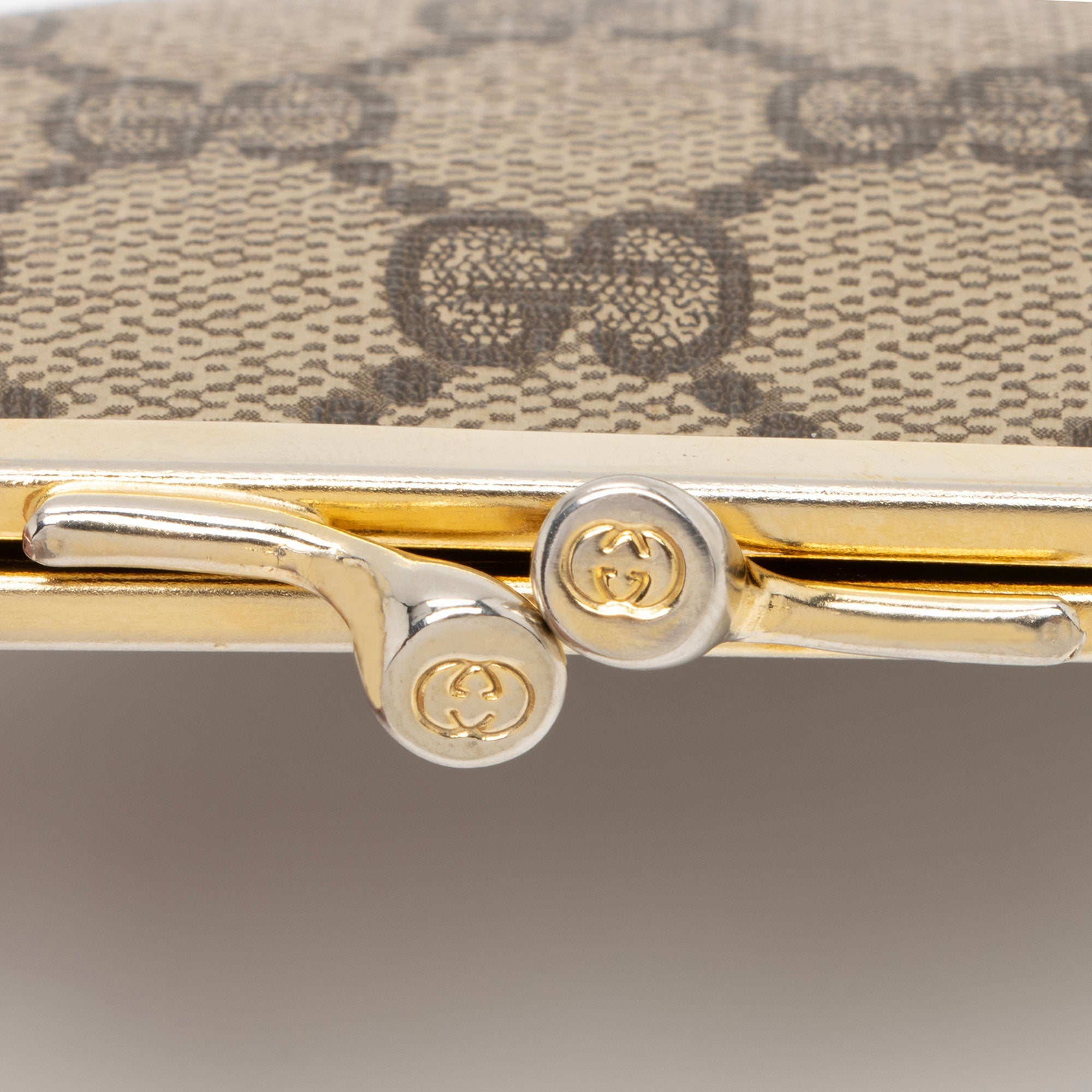 Gucci Vintage GG Supreme Kiss Lock Coin Pouch (SHF-IEIBOo)