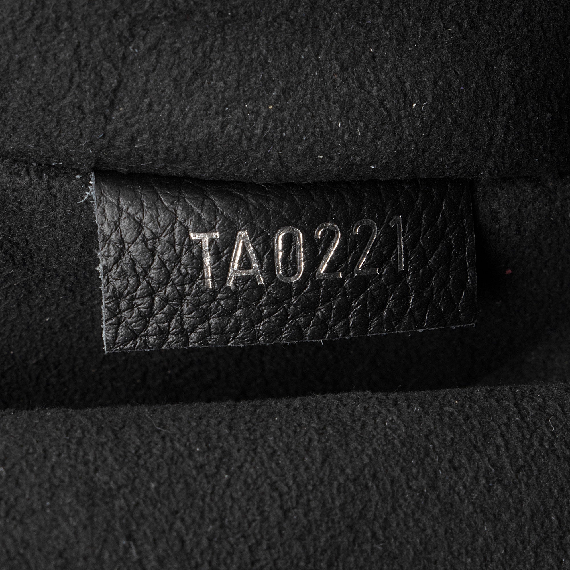 Louis Vuitton Calfskin Mylockme Pochette (SHF-RXPefe)