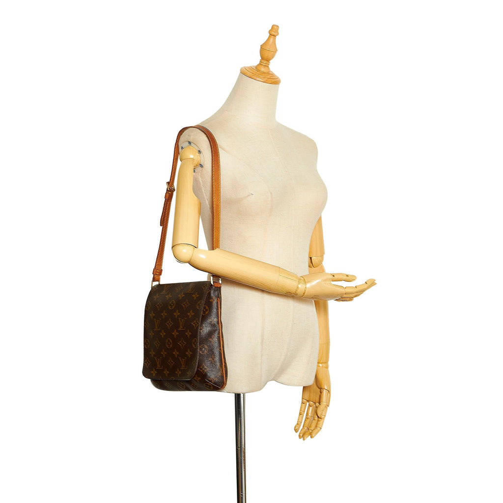 Louis Vuitton Monogram Musette Salsa Short (SHG-lCsl7B)