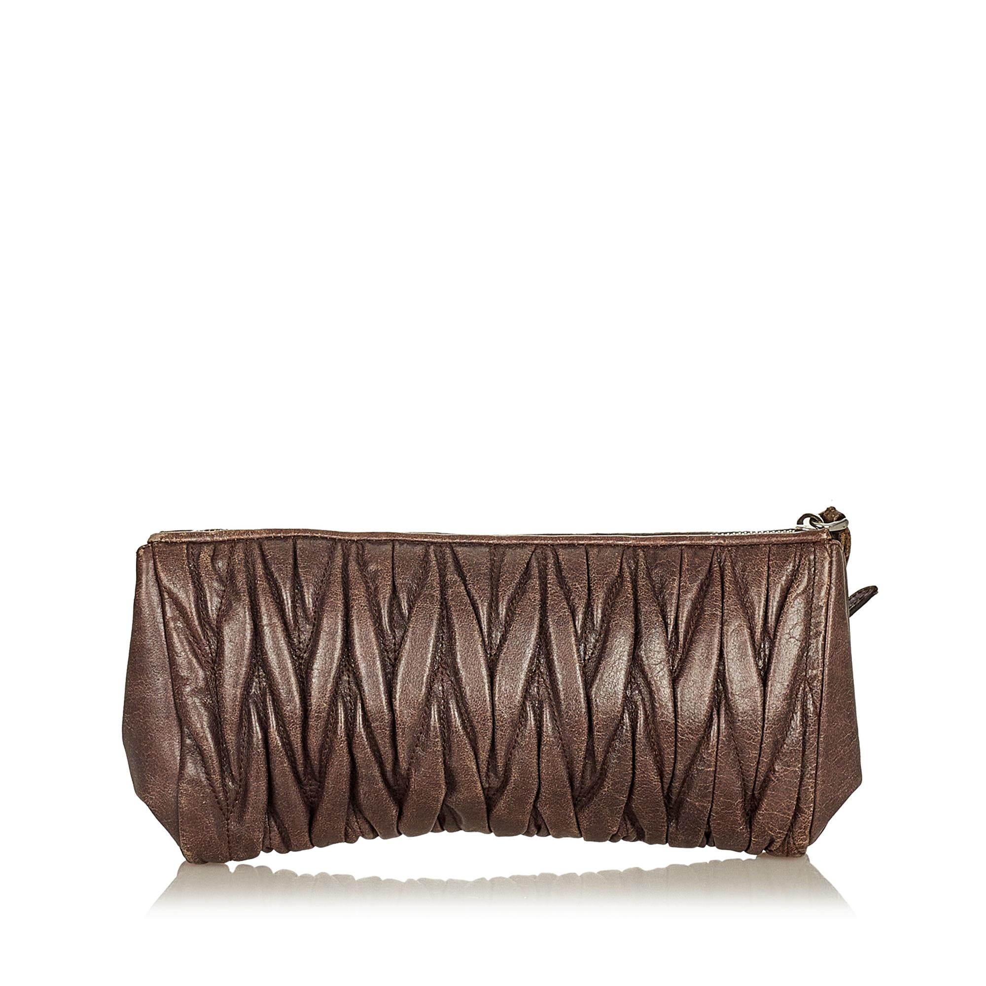 Miu Miu Matelasse Leather Clutch Bag (SHG-25331)