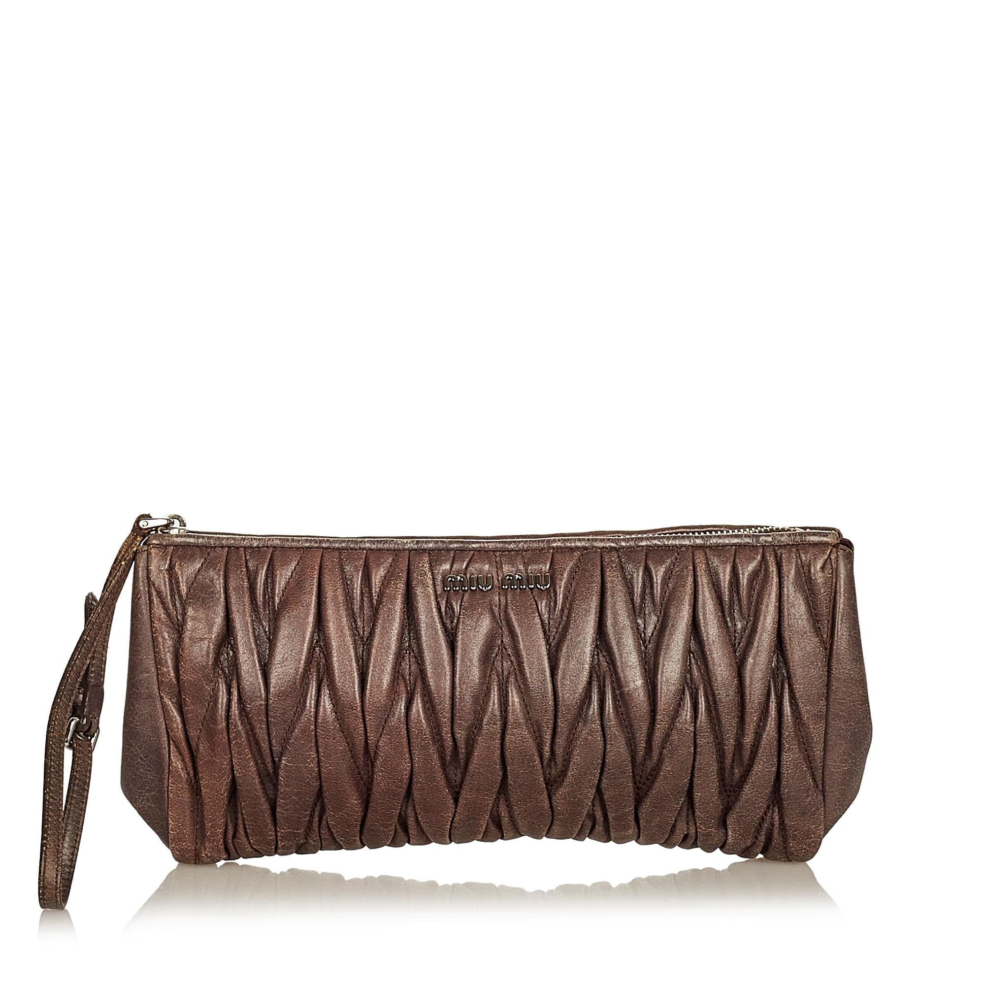 Miu Miu Matelasse Leather Clutch Bag (SHG-25331)