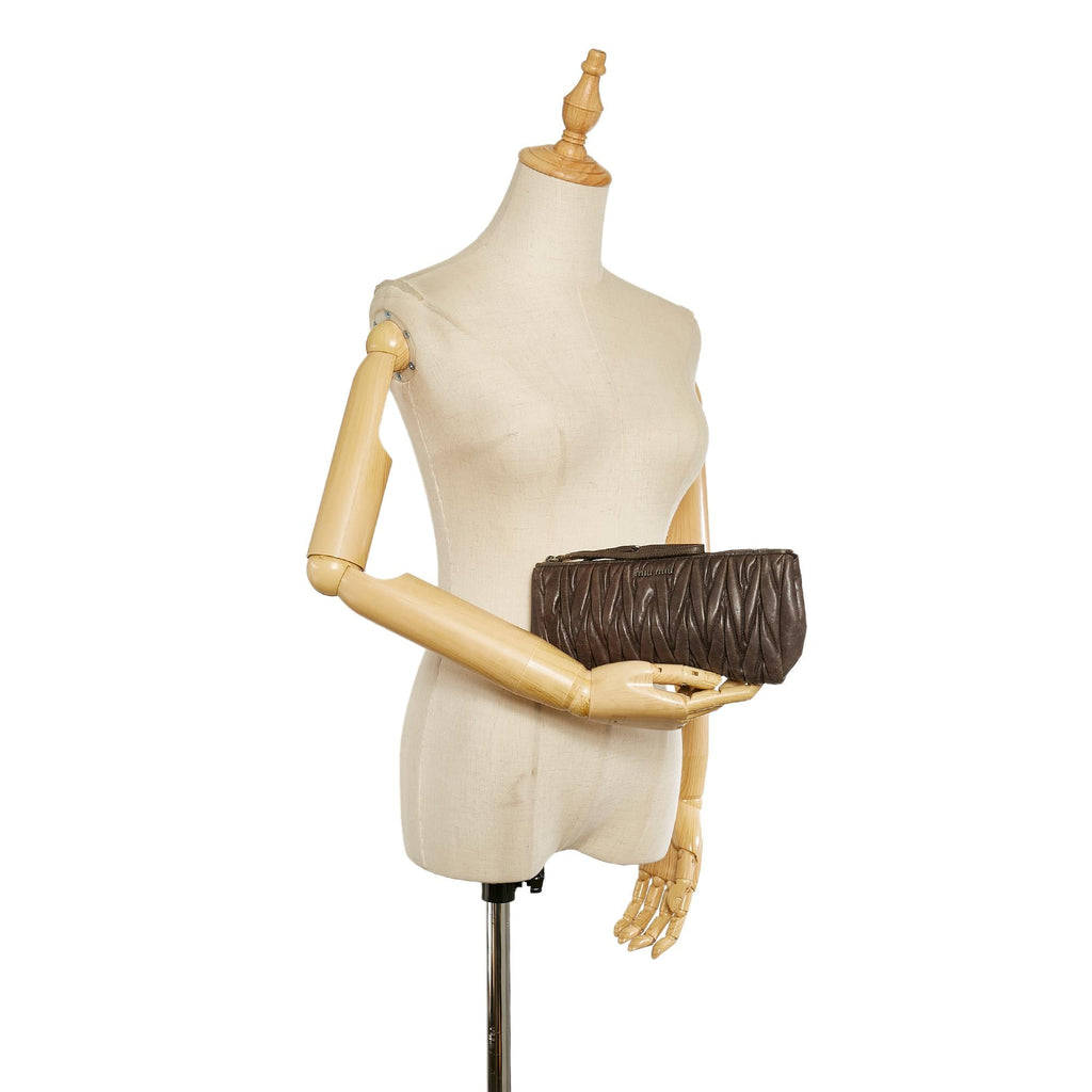 Miu Miu Matelasse Leather Clutch Bag (SHG-25331)