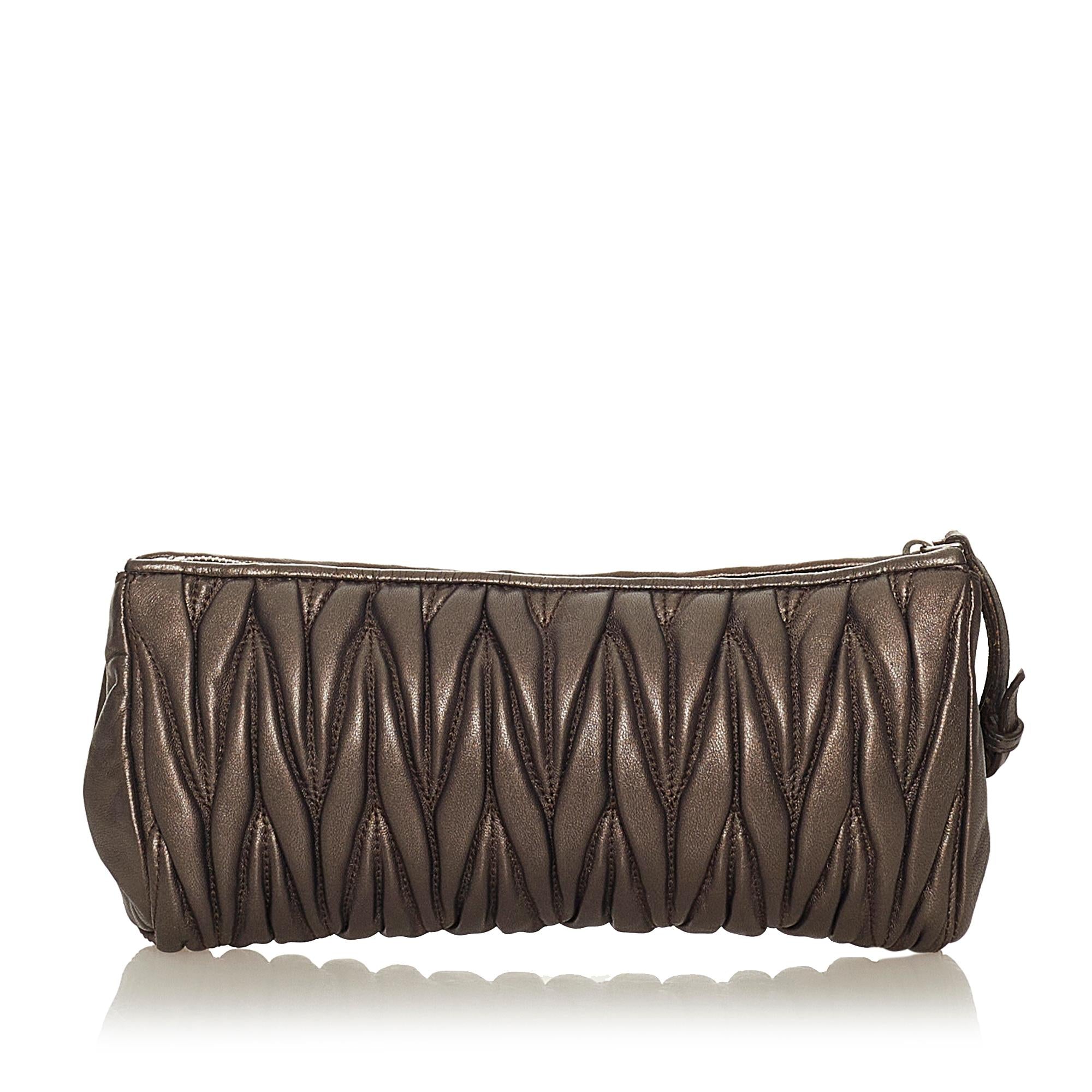 Miu Miu Matelasse Leather Clutch Bag (SHG-27316)