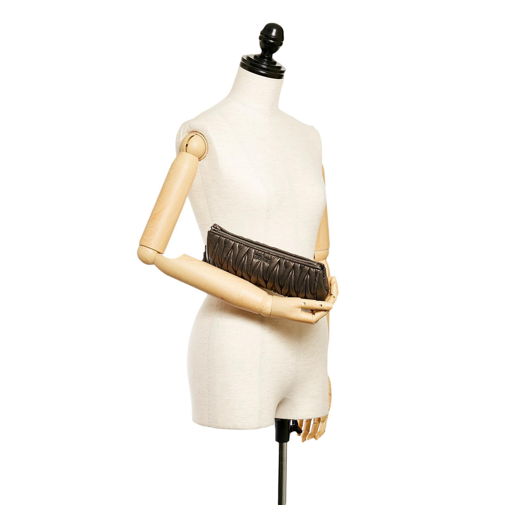 Miu Miu Matelasse Leather Clutch Bag (SHG-27316)