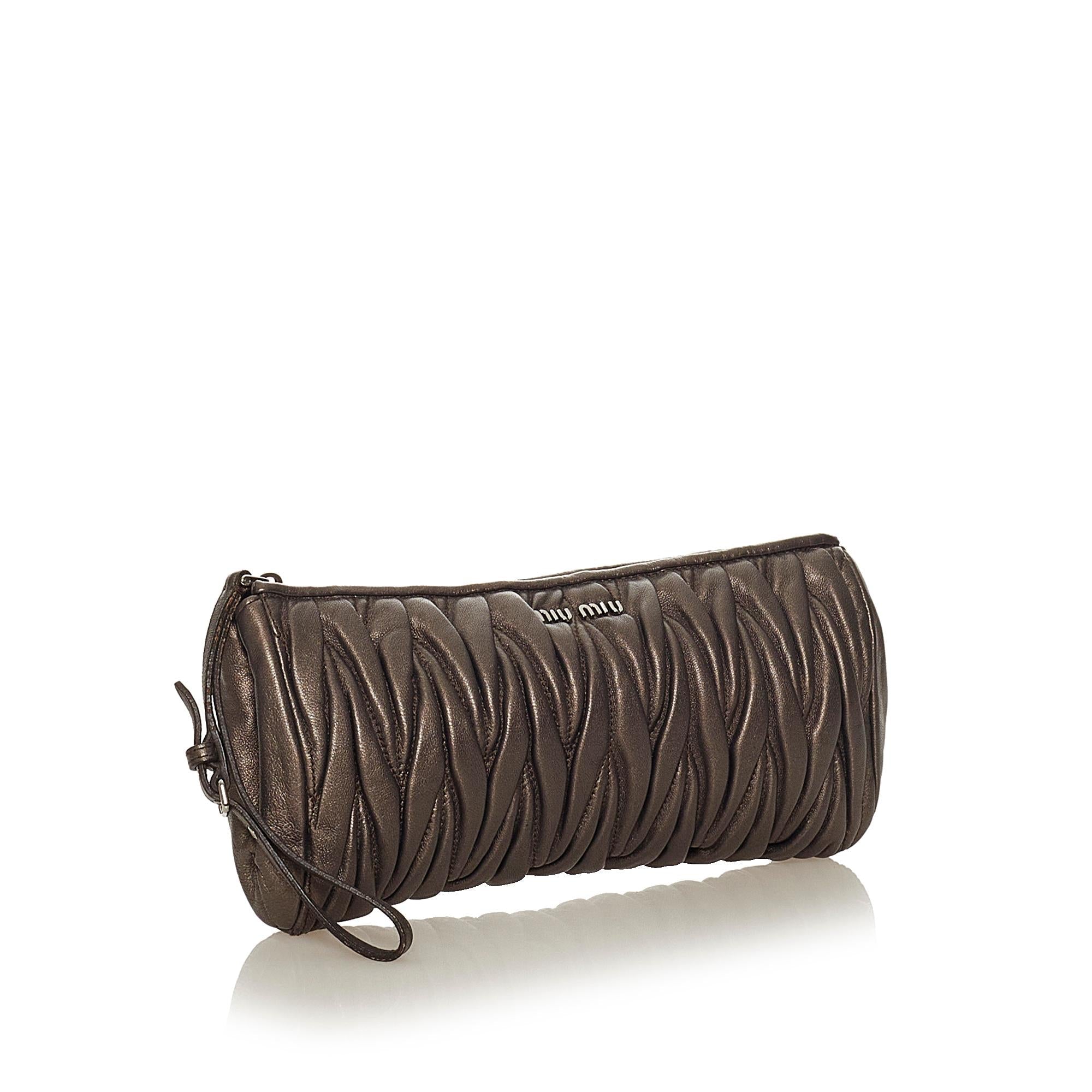 Miu Miu Matelasse Leather Clutch Bag (SHG-27316)