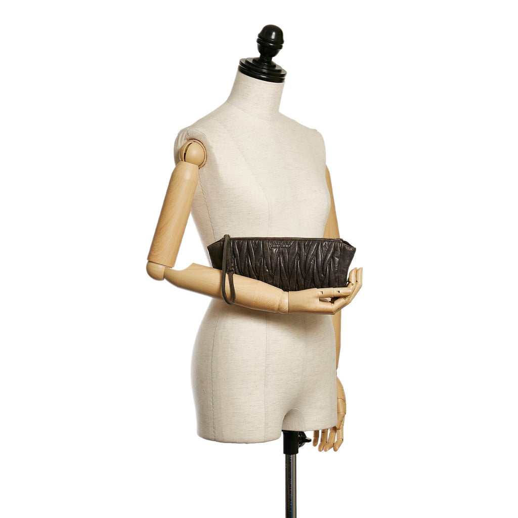 Miu Miu Matelasse Leather Clutch (SHG-30678)