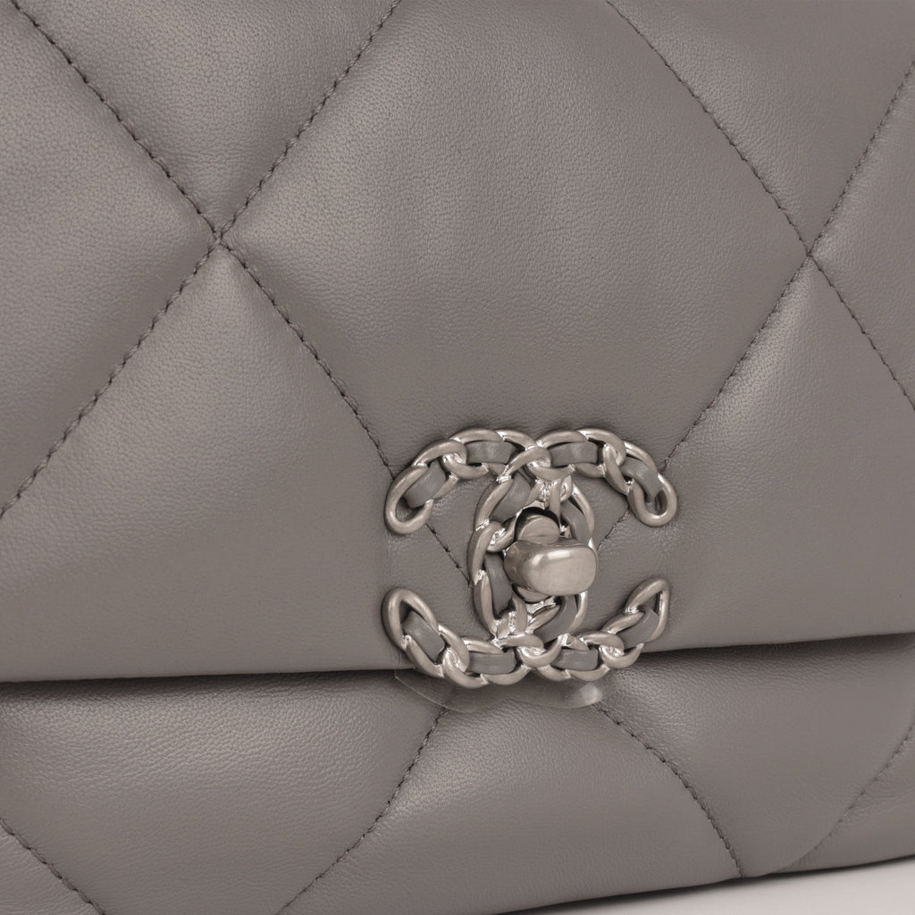 Chanel 19 - Small
