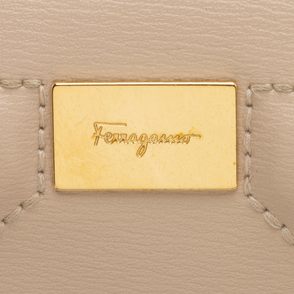 Salvatore Ferragamo Smooth Calfskin Gancio Chain Wallet (SHF-23747)