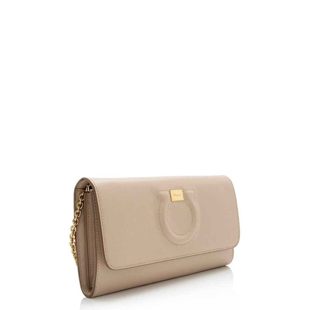 Salvatore Ferragamo Smooth Calfskin Gancio Chain Wallet (SHF-23747)
