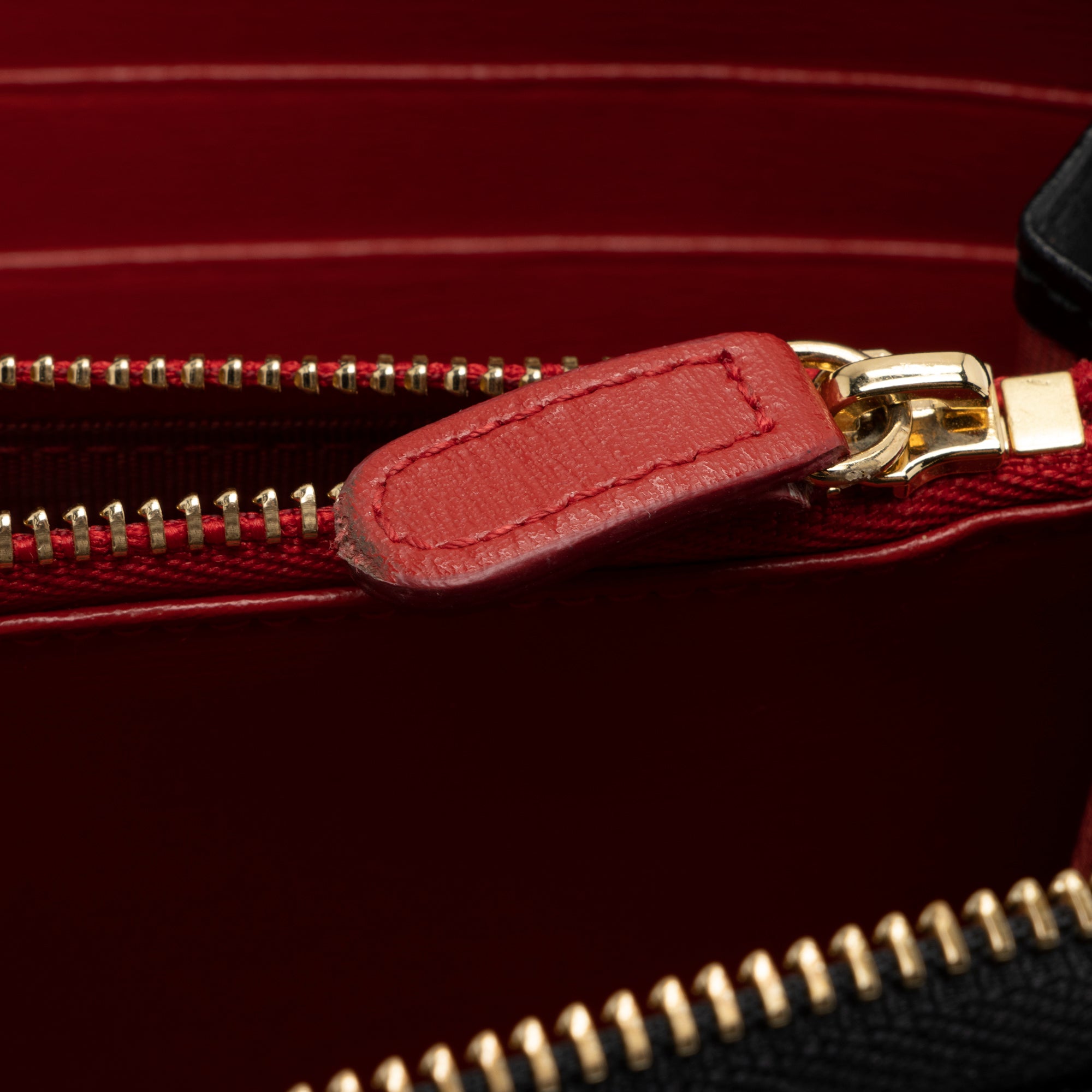 Salvatore Ferragamo Smooth Calfskin Gancio Zip Around Continental Wallet (SHF-9rd3fI)