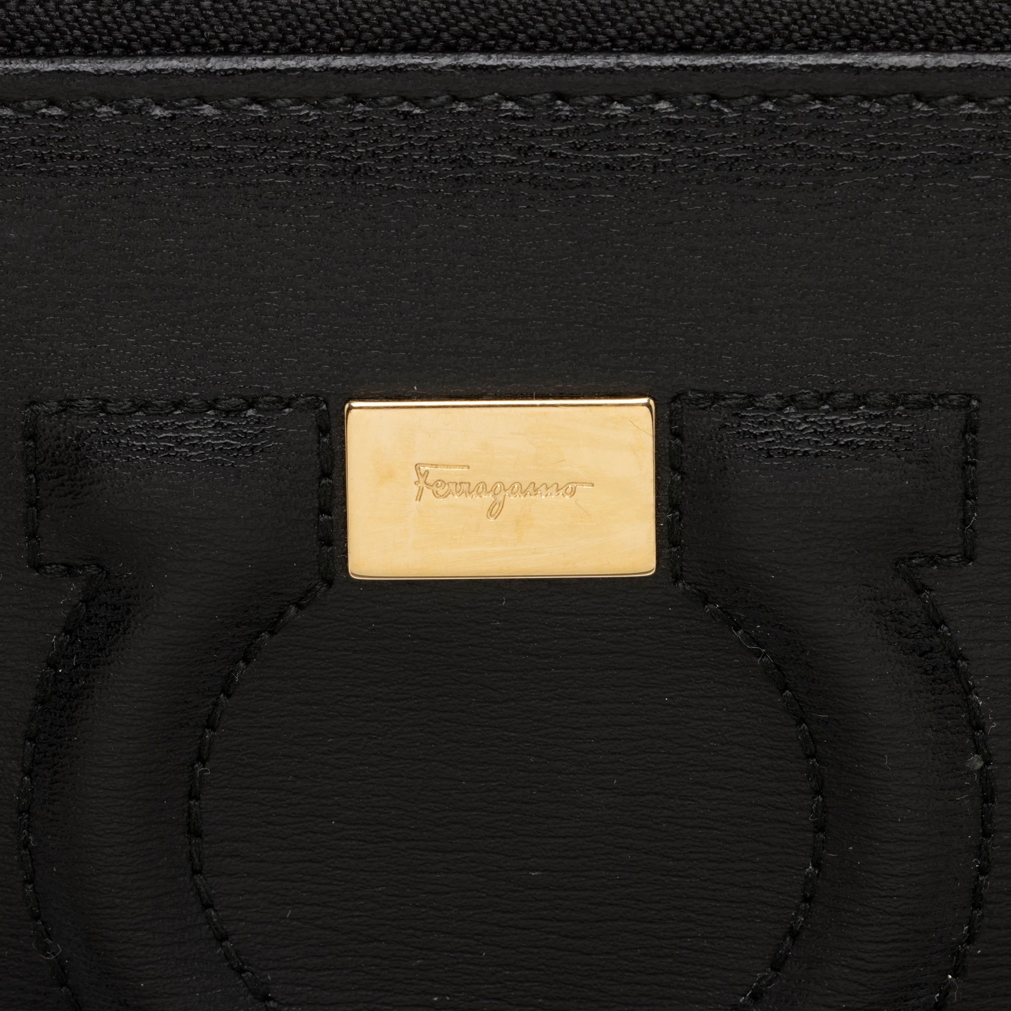 Salvatore Ferragamo Smooth Calfskin Gancio Zip Around Continental Wallet (SHF-9rd3fI)